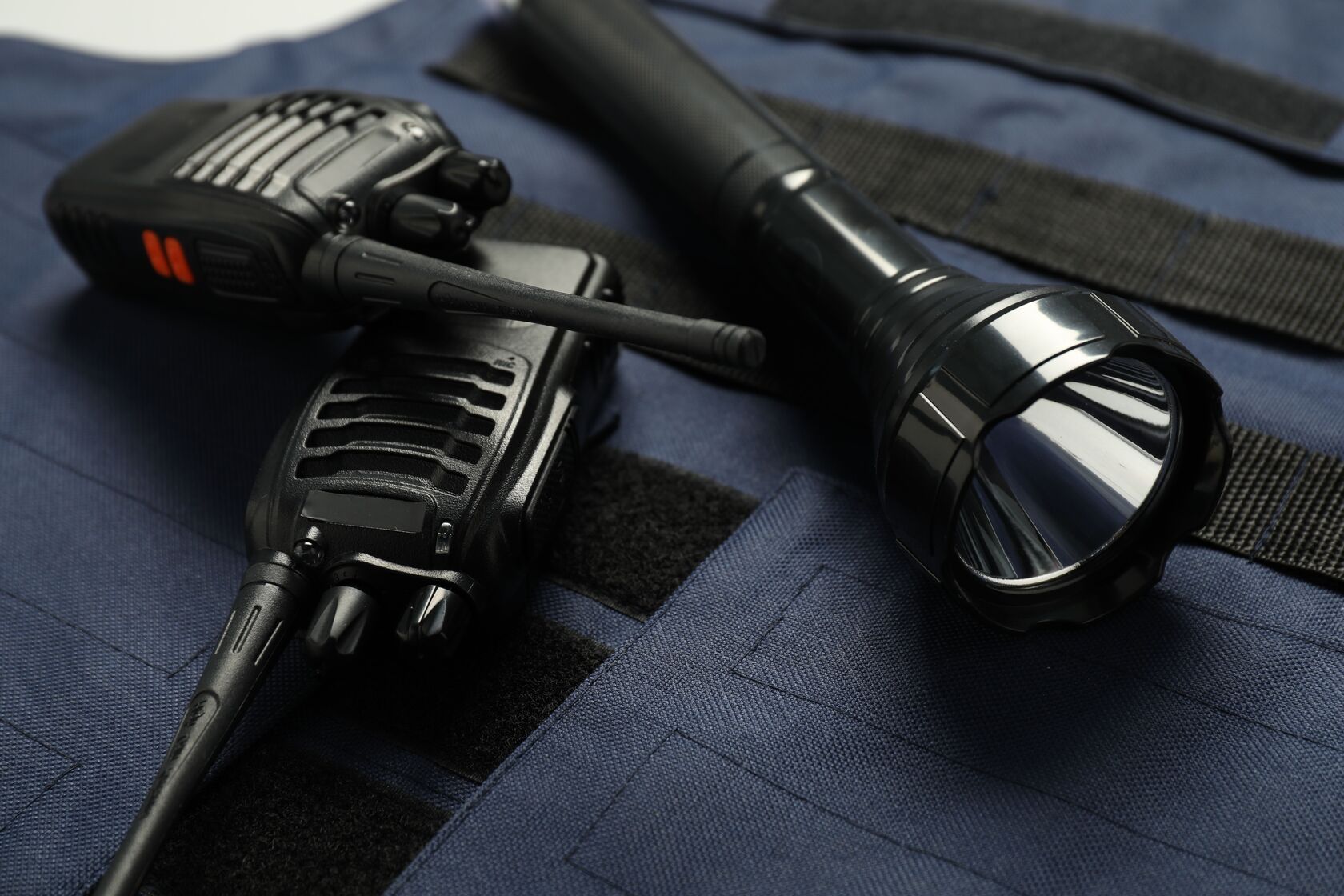 Selección de equipamiento táctico en Madrid, incluyendo chalecos, cascos y mochilas, dispuestos en un mostrador especializado