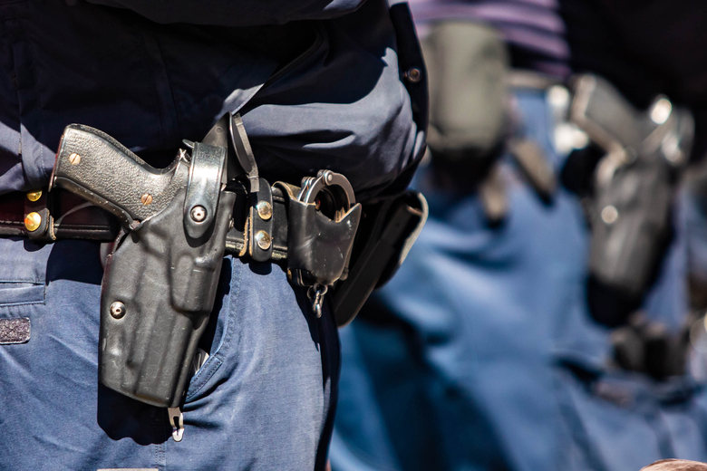 Botas tácticas para uso policial y militar alineadas en un escaparate de Madrid, mostrando diferentes modelos y materiales resistentes